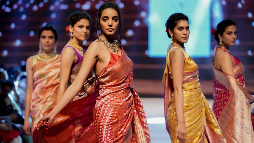 What kind of jewellery suits a Banarasi saree? - Quora